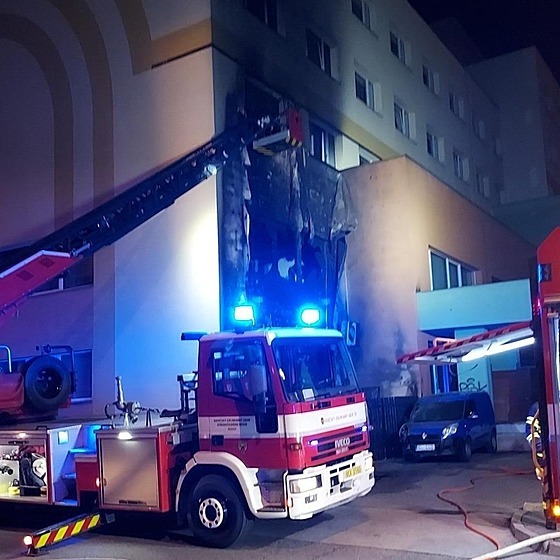 Od hořící popelnice vzplála fasáda hotelu v Berouně. (23. května 2021)