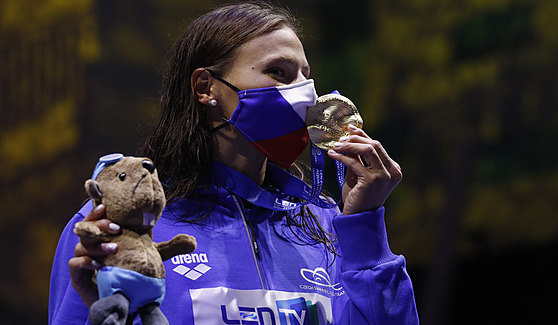 Barbora Seemanová se zlatou medailí za triumf na kraulové dvoustovce.
