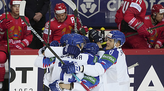 Slovenští hokejisté se radují z gólu v zápase s Běloruskem.