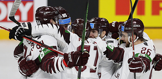 Lotyši se radují z gólu v duelu s Kanadou.