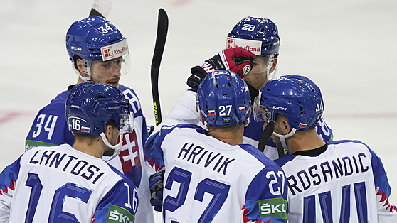 Sloventí hokejisté se radují z gólu. Vlevo útoník Peter Cehlárik