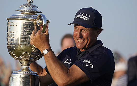 Phil Mickelson s trofejí pro vítze PGA Championship.