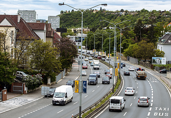 Ulicí V Holešovičkách denně projede až sto tisíc aut denně. (21.5.2021)