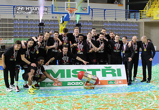 Nymburtí basketbalisté slaví 17. eský titul.