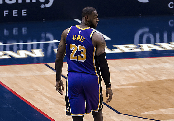 LeBron James v dresu Los Angeles Lakers