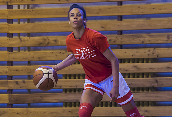 Pamela-Therese Effangová na tréninku eských basketbalistek v Mariánských...
