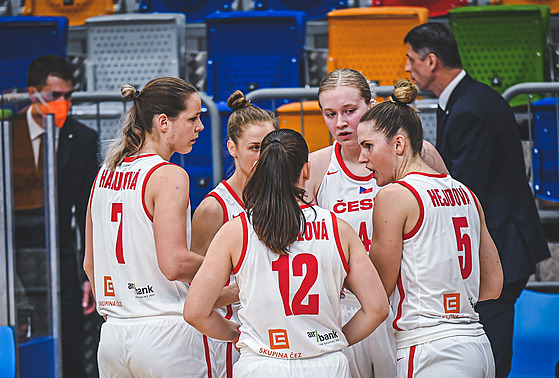 eské basketbalistky se domlouvají, zleva Alena Hanuová, Kateina Elhotová,...