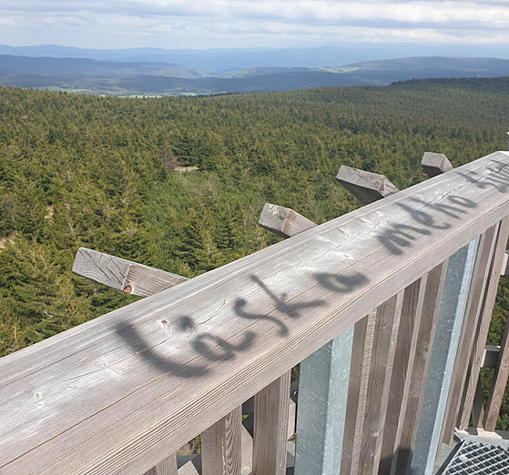 Posprejovaná rozhledna na Velké Detné