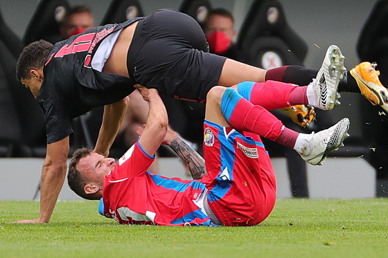 Ostrý souboj mezi Alexanderem Bahem (Slavia, nahoe) a Matjem Hybem z Plzn.