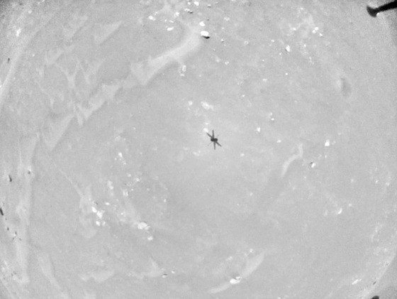 Stín vrtulníku Ingenuity zachycený jeho navigační kamerou během posledních 29...