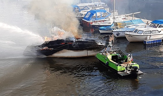 Požár lodi na Podolském nábřeží v Praze. (22. května 2021)