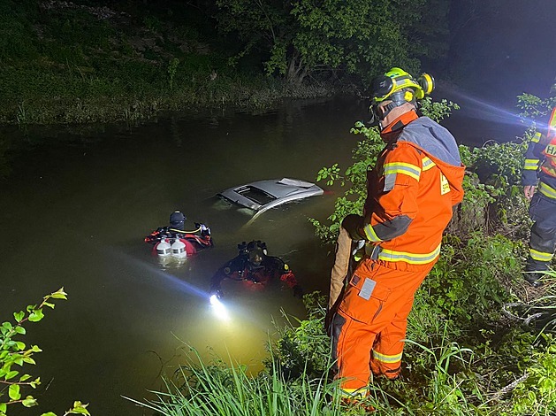 Kvůli zajíci skončil vůz ponořený v potoce, posádka vylezla střešním oknem