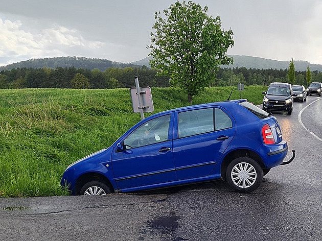 Auto skonilo v píkopu.