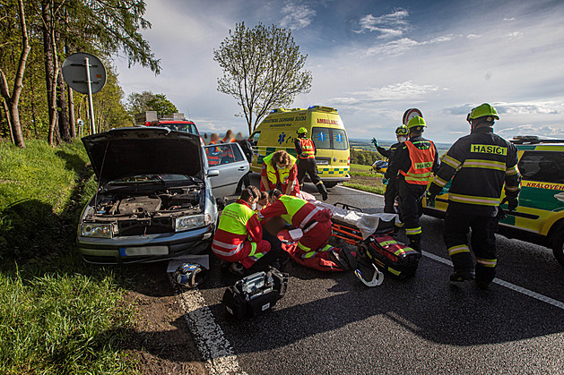 Nehoda motorkáe a dvou vozidel v Náchod, v ásti Braec. (19. 5. 2021)