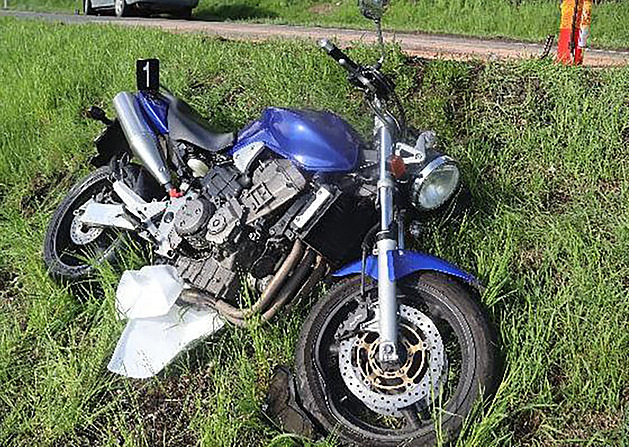 Nehoda motorkáe a dvou vozidel v Náchod, v ásti Braec. (19. 5. 2021)