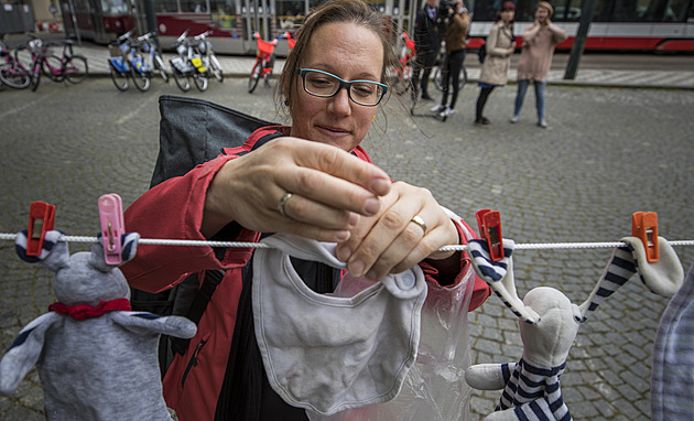 OBRAZEM: Na Malostranském náměstí visely dupačky. Akce podpořila pěstounství