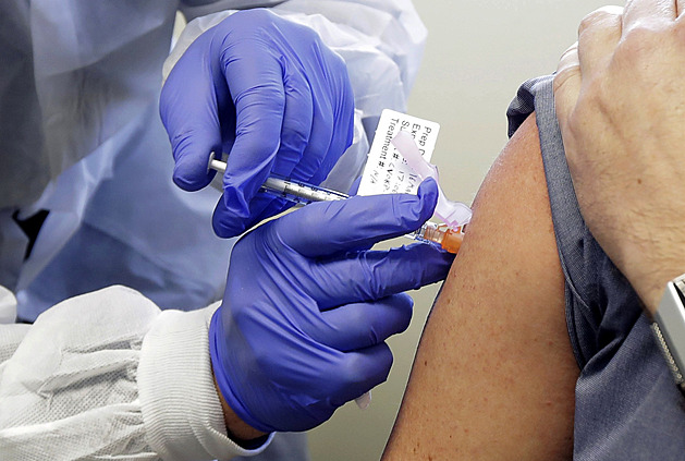 První vakcína proti nebezpečným virům dorazí v srpnu, chránit má hlavně seniory