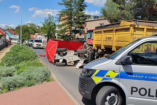 Řidič čtyřkolky nepřežil v Praze střet s traktorem, chlapec se vážně zranil