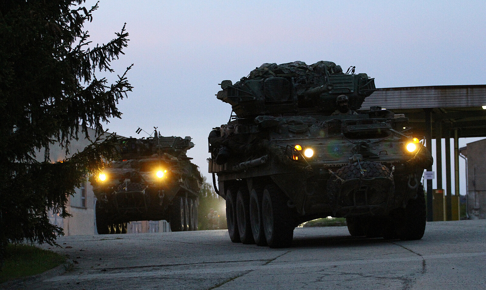 Při útoku Islámského státu na konvoj v Sýrii zahynuli tři Američané, oznámil Pentagon