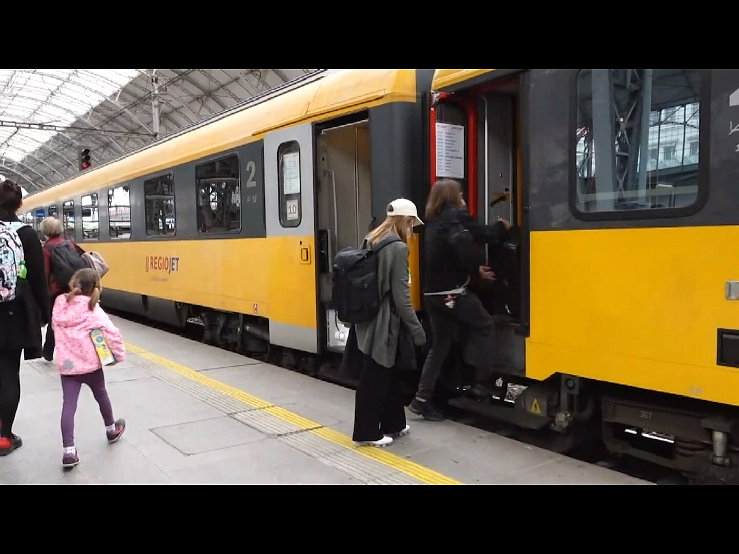 Hodinová zpoždění a nepořádek. Na žluté vlaky do Chorvatska se valí  kritika, zájem o jízdenky ale nepolevuje | Byznys | Lidovky.cz