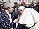 Papež František během středeční generální audience políbil číslo vytetované na...