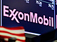 Logo ExxonMobilu na newyorské burze cenných papírů.