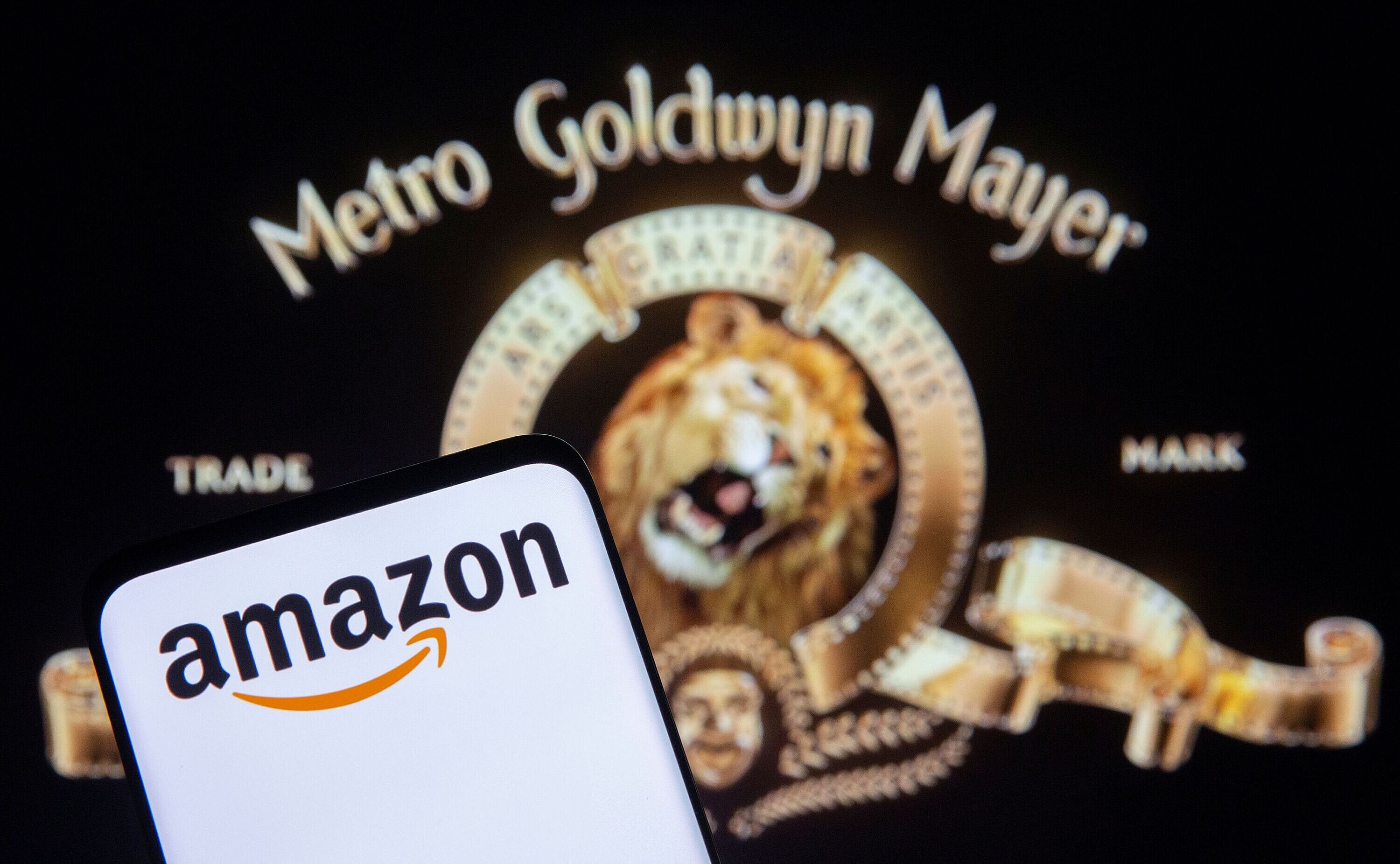 Jednoduché logo Amazonu a řvoucí lev omotaný filmovou páskou jako symbol...