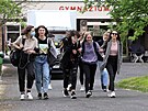 Studenti se vr�tili tak� do chebsk�ho gymn�zia.