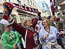 Fanouci Lotyska se radují z gólu ped restaurací v centru Rigy 24. kvtna...