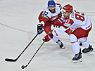 Jií Seká a bloruský hokejista Dmitrij Korobov se petahují o kotou.