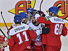 etí hokejisté oslavují branku kapitána Jana Kováe v duelu s Bloruskem.