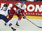 Dominik Kubalík hledá spoluhráe, napadá ho britský hokejista David Phillips.