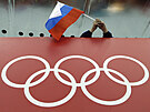 Ruská vlajka na pozadí olympijských kruh