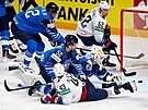 Stav nejvyího ohroení ped brankou Finska (v modrém) v utkání proti USA
