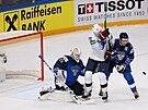 Momentka z duelu mezi hokejisty Finska (v modrém) a USA