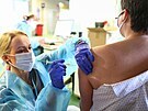 Zdravotnice podává mui vakcínu v okovacím centru v Krakov. (7. kvtna 2021)