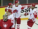 Hokejisté Ruska se radují z gólu proti výcarsku.