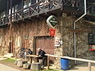 Cyklista si vychutnává pivo v oberstvení U Pildy v Bezpráví.