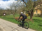 Cyklista projd kolem Dolekovy hjovny u st nad Orlic.