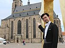 Dirigent Plzeské filharmonie Chuhei Iwasaki natáel na námstí Republiky...