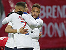 Pedasná radost. Neymar, Kylian Mbappé a Angel di María se objímají poté, co...