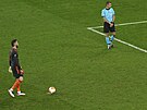 Branká Manchesteru United David de Gea se chystá na poslední penaltu v...