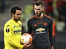 Dani Parejo z Villarrealu (vlevo) jde na penaltu, branká� Dabvid de Gea z...