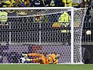 Je hotovo. Geronimo Rulli z Villarrealu ve finále Evropské ligy vyráí penaltu...