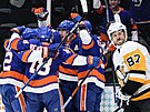 Zatímco Sidney Crosby (vpravo) smutní, hokejisté New York Islanders slaví gól...