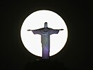 Superúplek záí za sochou Krista Spasitele v brazilském Rio de Janeiru ve...