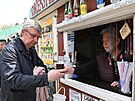 Ministr pr�myslu a obchodu a ministr dopravy Karel Havlí�ek si kupuje pití u...