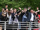 Hosté mávají z paluby jedné ze dvou lodí, které zahájily 29. kv�tna 2021 v...