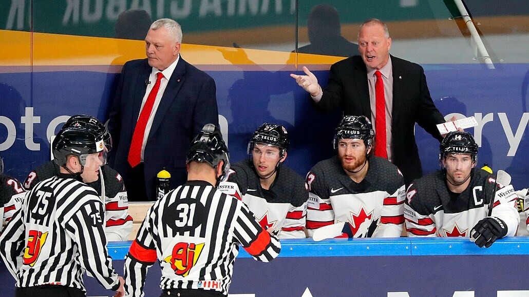 Hlavní kouč kanadských hokejistů Gerard Gallant (vpravo nahoře) se zlobí na...