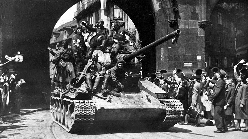 Vojáci Rudé armády při osvobozování Prahy v květnu 1945